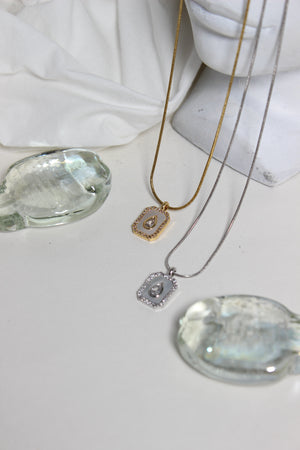 Oro Emeraude Glow Pendant Necklace on a white background