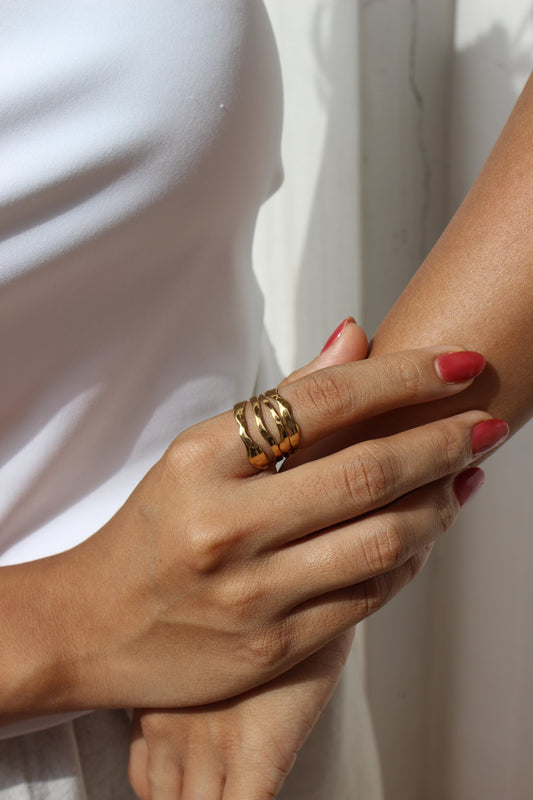 Goldene Ring on a light background