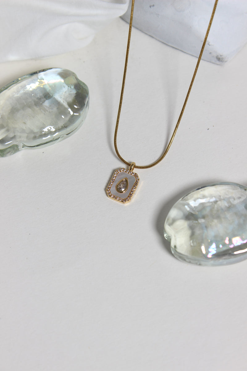 Oro Emeraude Glow Pendant Necklace