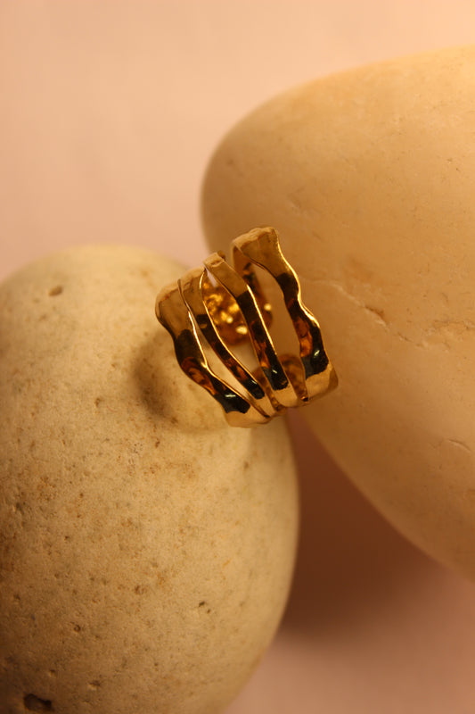 Goldene Ring on a stone surface with a warm color tone