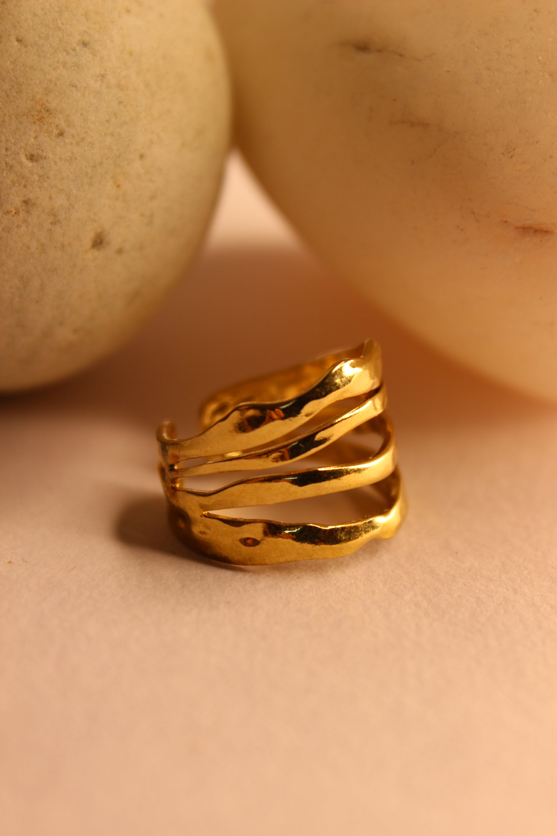 Goldene Ring on a neutral background